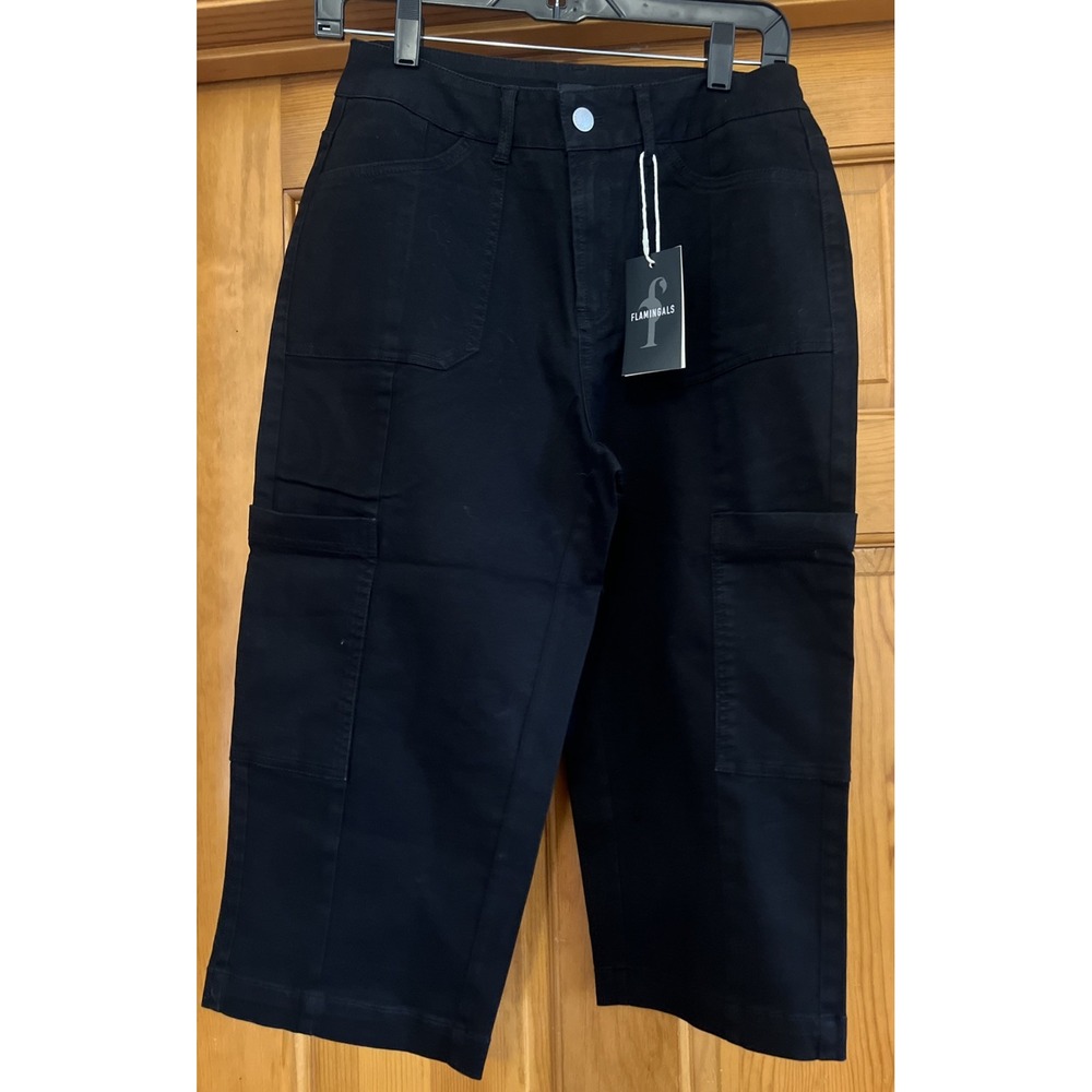 Flamingals Women's Straight Leg Cargo Pockets Capri Pants Black Size Small
